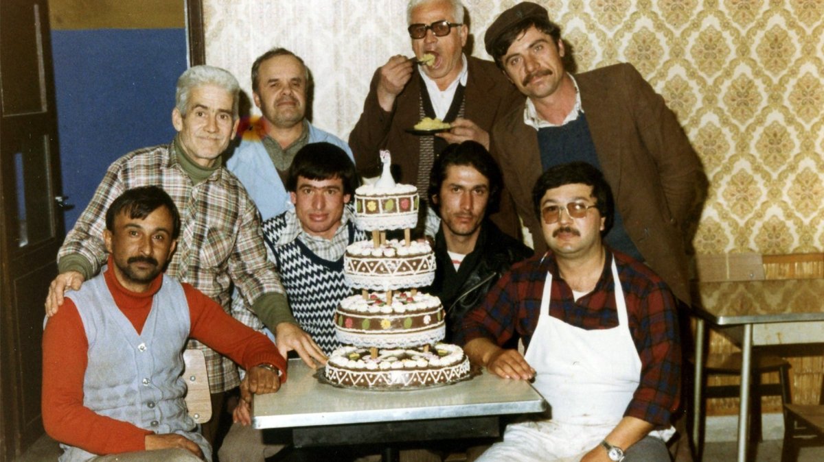 A historic photograph shows a cheese halva shop in Gelibolu's old bazaar, Çanakkale, Türkiye. (Photo courtesy of Süleyman Burak Batır)