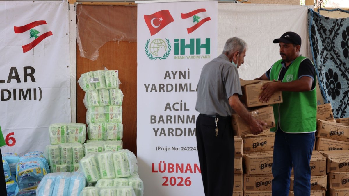 IHH aid workers distribute humanitarian aid to families, Beirut, Lebanon, July 30, 2026. (AA Photo)