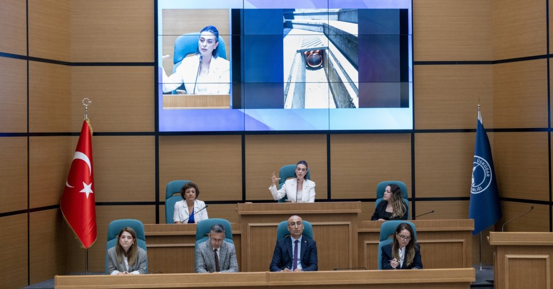 Üsküdar District Mayor Sinem Dedetaş (C) speaks at the municipal assembly meeting, Istanbul, Türkiye, July 6, 2026. (AA File Photo)