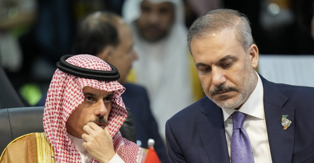 Saudi Arabian Foreign Minister Prince Faisal bin Farhan Al Saud (L) and Foreign Minister Hakan Fidan attend the G-20 foreign ministers meeting, Rio de Janeiro, Brazil, Feb. 21, 2024. (AP File Photo)