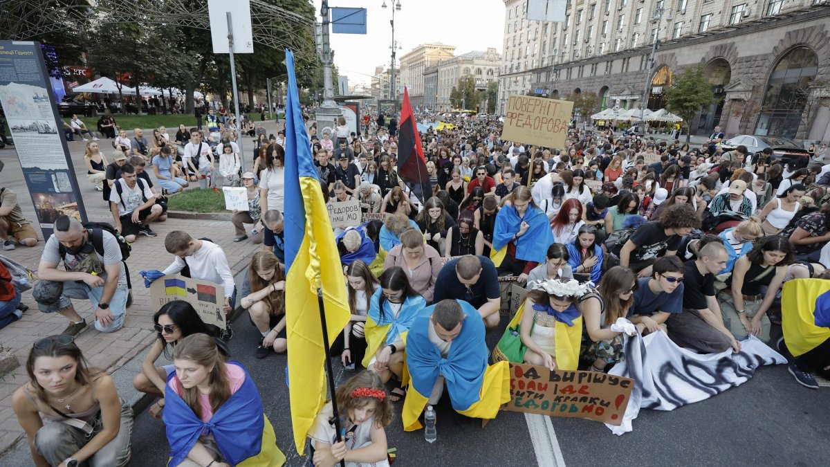 Ukrainians observe a minute of silence for the fallen soldiers during a protest march on Khreshchatyk Street against the dismissal of Ukrainian Defense Minister Mykhailo Fedorov, Kyiv, Ukraine, July 31 2026. (EPA Photo)