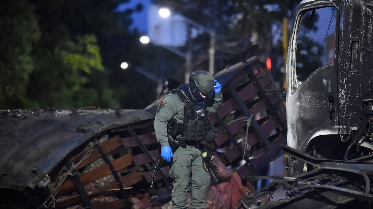 A police officer inspects the wreckage of a truck after a car bomb detonated near a police station, Cucuta, Colombia, Aug. 1, 2026. (AFP Photo)