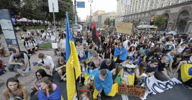 Ukrainians observe a minute of silence for the fallen soldiers during a protest march on Khreshchatyk Street against the dismissal of Ukrainian Defense Minister Mykhailo Fedorov, Kyiv, Ukraine, July 31 2026. (EPA Photo)