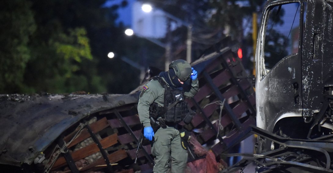 A police officer inspects the wreckage of a truck after a car bomb detonated near a police station, Cucuta, Colombia, Aug. 1, 2026. (AFP Photo)
