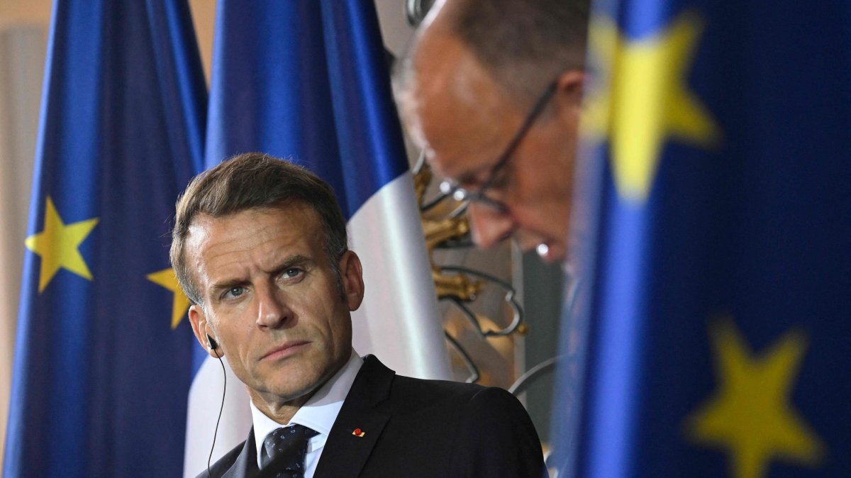 French President Emmanuel Macron (L) looks at German Chancellor Friedrich Merz during a joint press conference, Bruehl, Germany, July 17, 2026. (AFP Photo)