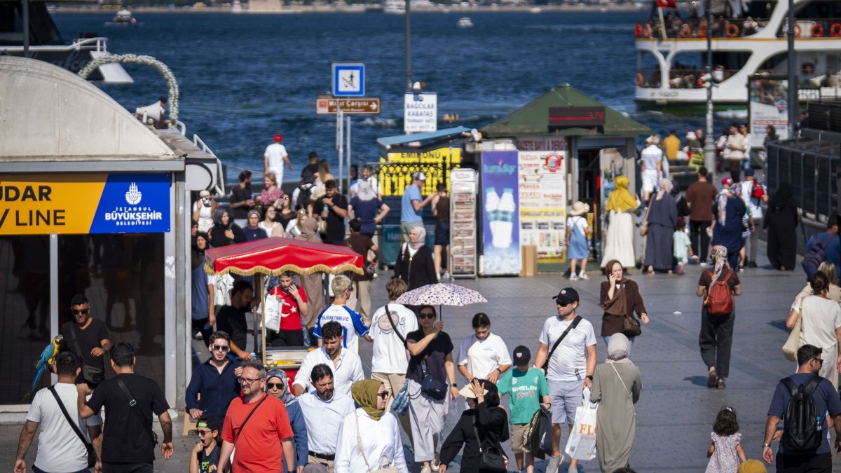 People use umbrellas, hats and fans to cope with the heat, Istanbul, Türkiye, July 28, 2026. (AA Photo)