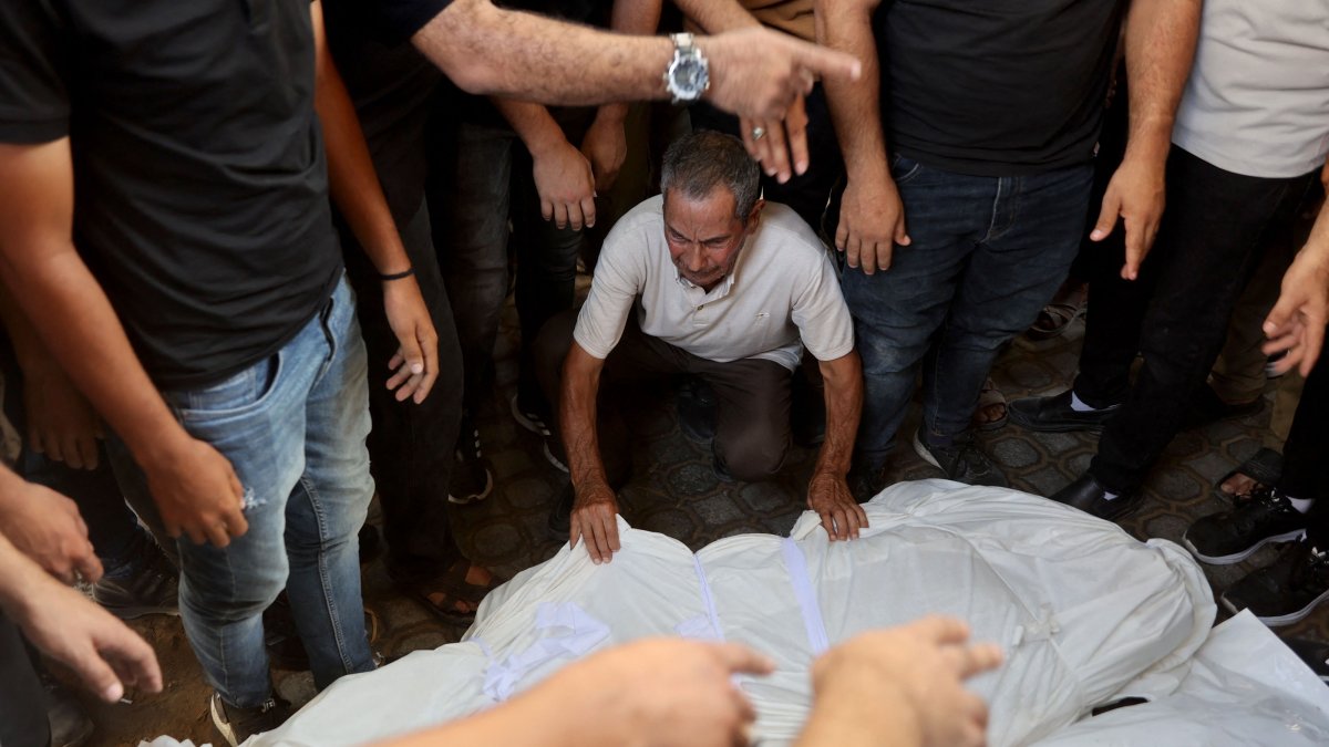 A mourner grieves over the body of a Palestinian killed in an overnight Israeli airstrike, at the al-Shifa Hospital in Gaza City, Palestine, Aug. 2, 2026. (AFP Photo)