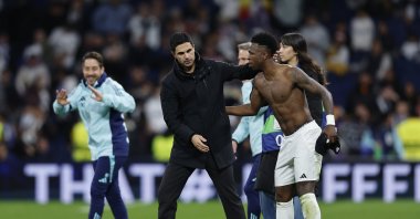 Real's Vinicius Junior and Arsenal Manager Mikel Arteta greet each other at the end of a UEFA Champions League quarterfinal match in Madrid, Spain, April 16, 2025. (Getty Images Photo)