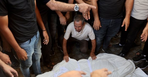 A mourner grieves over the body of a Palestinian killed in an overnight Israeli airstrike, at the al-Shifa Hospital in Gaza City, Palestine, Aug. 2, 2026. (AFP Photo)