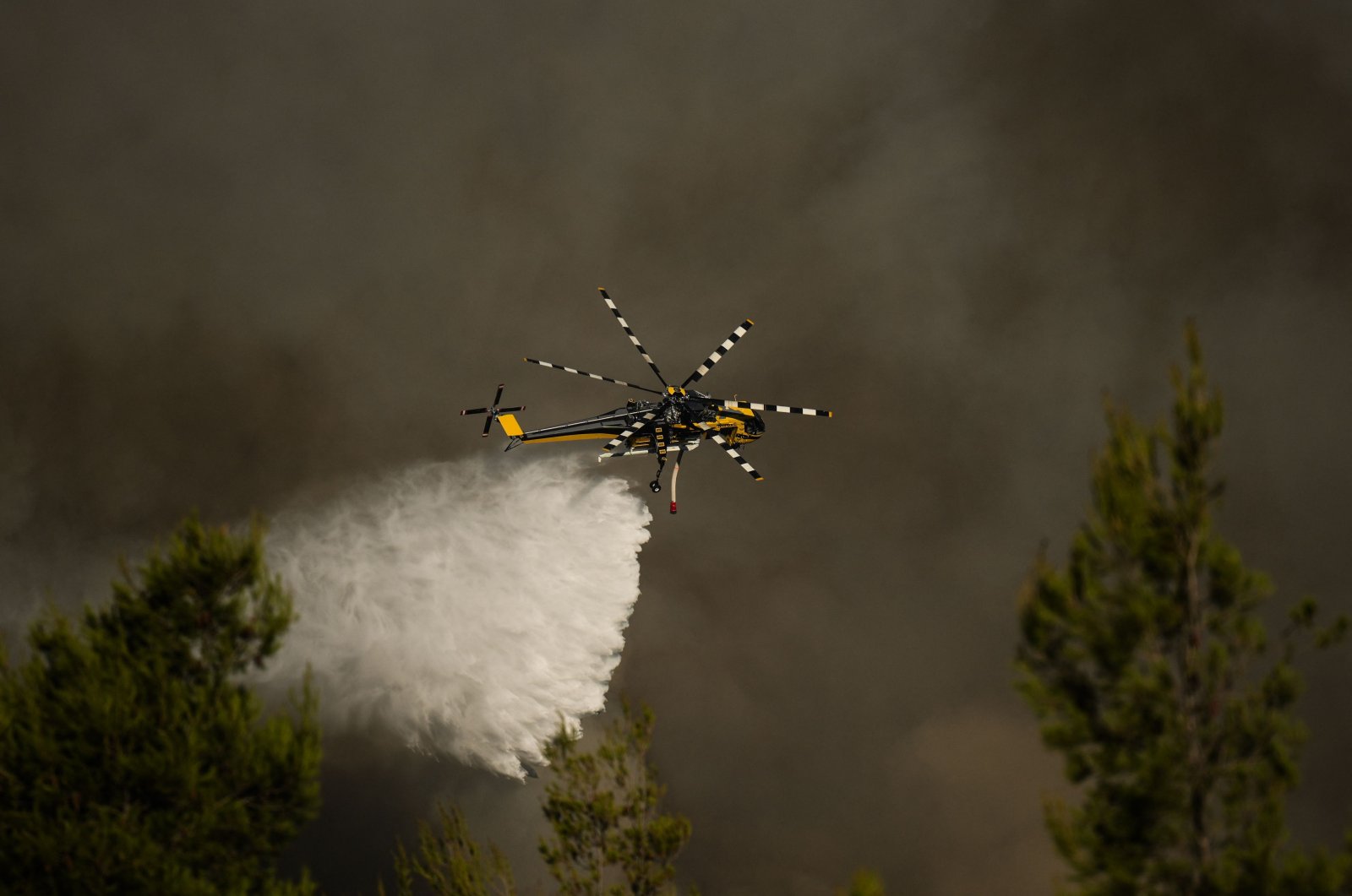 Greece's fight against wildfire turns somber after choppers collide | Daily  Sabah