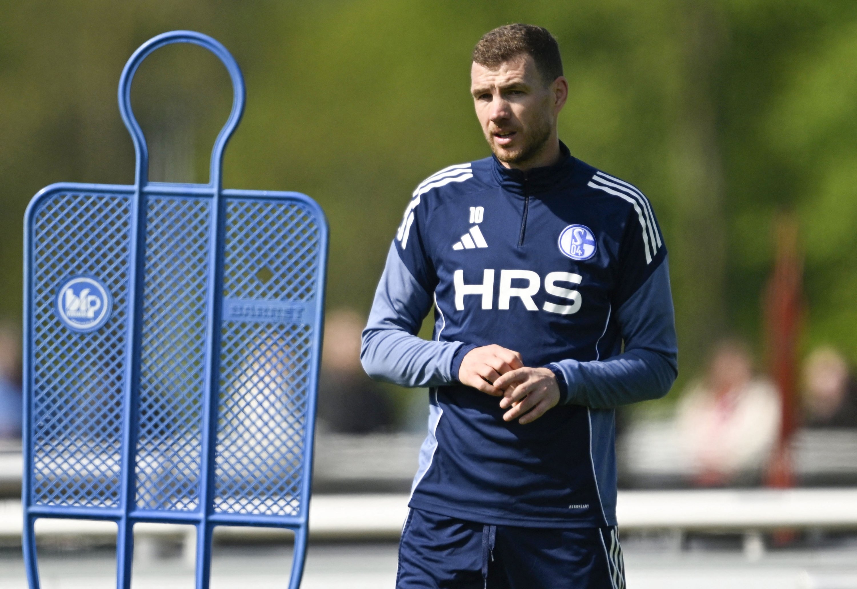 Ex-Fenerbahçe striker Dzeko signs contract extension with Schalke