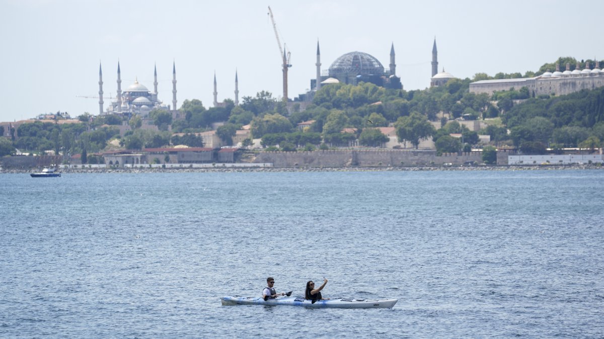 People spend the weekend kayaking along the Üsküdar waterfront, Istanbul, Türkiye, Aug. 2, 2026. (AA Photo)