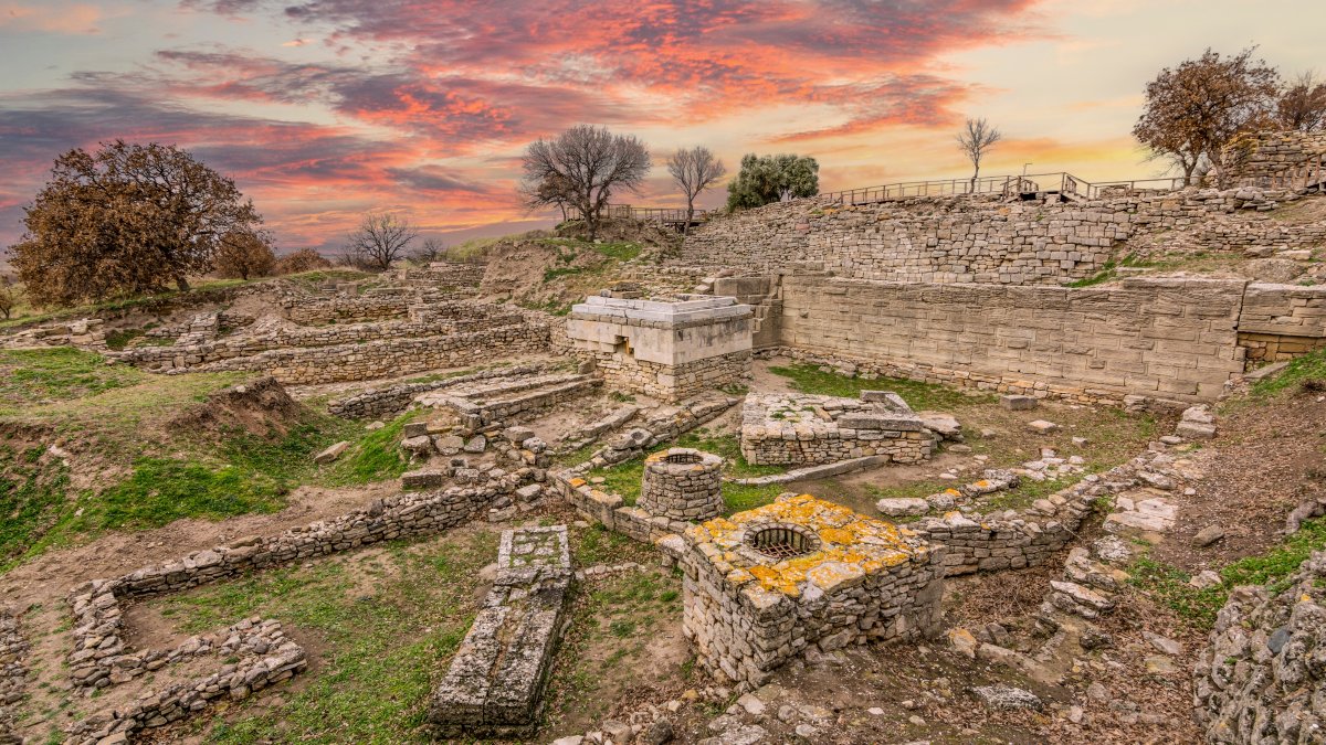 A view of the ruins of the ancient city of Troy at sunset, Çanakkale, Türkiye. (Shutterstock Photo)