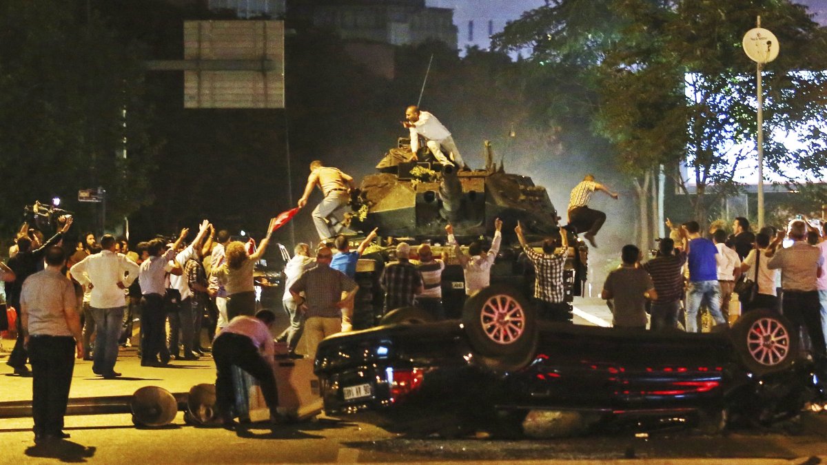 An anti-coup crowd tries to stop a tank controlled by putschists, Ankara, Türkiye, July 16, 2016. (AP Photo)