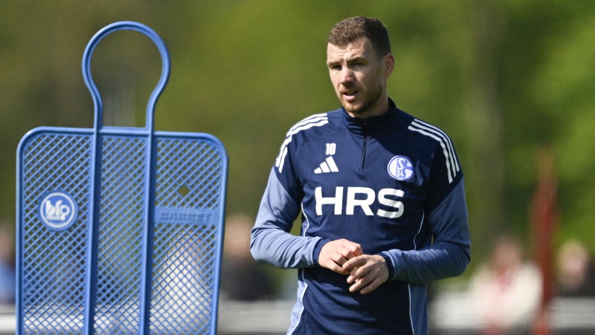 FC Schalke's Bosnian forward Edin Dzeko attends a training session at the training grounds of German Bundesliga second football division soccer club FC Schalke 04 in Gelsenkirchen, Germany, April 24, 2026. (AFP Photo)