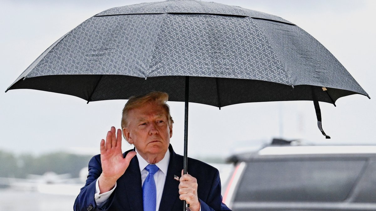 U.S. President Donald Trump gestures as he holds an umbrella after disembarking Air Force One at Joint Base Andrews, in Maryland, U.S., Aug. 2, 2026. (Reuters Photo)