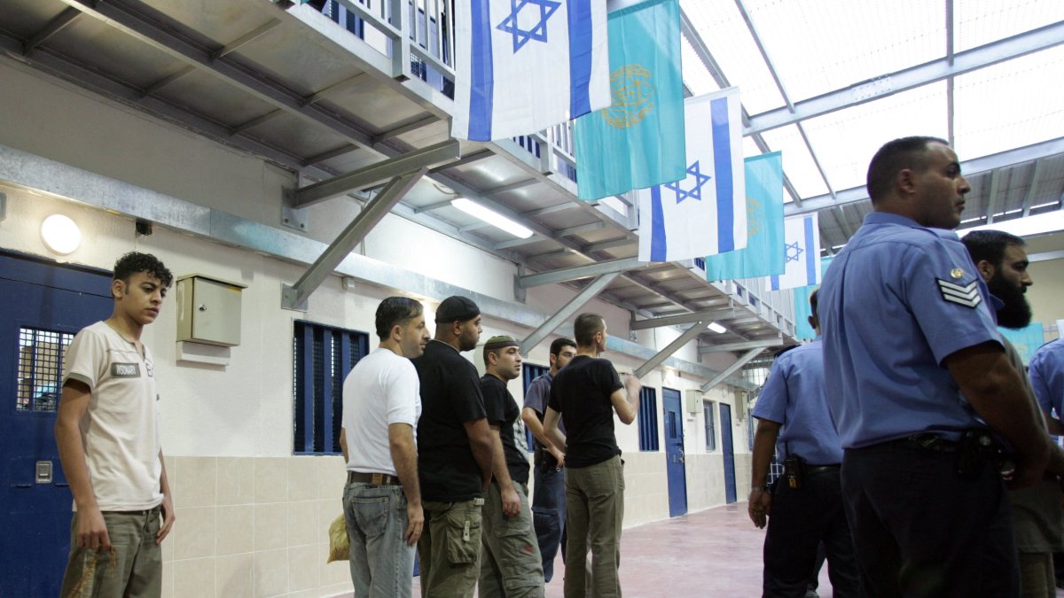 Palestinian prisoners stand outside a cell, ending their release from Ketziot prison camp in southern Israel's Negev desert, Oct. 1, 2007. (AFP File Photo)