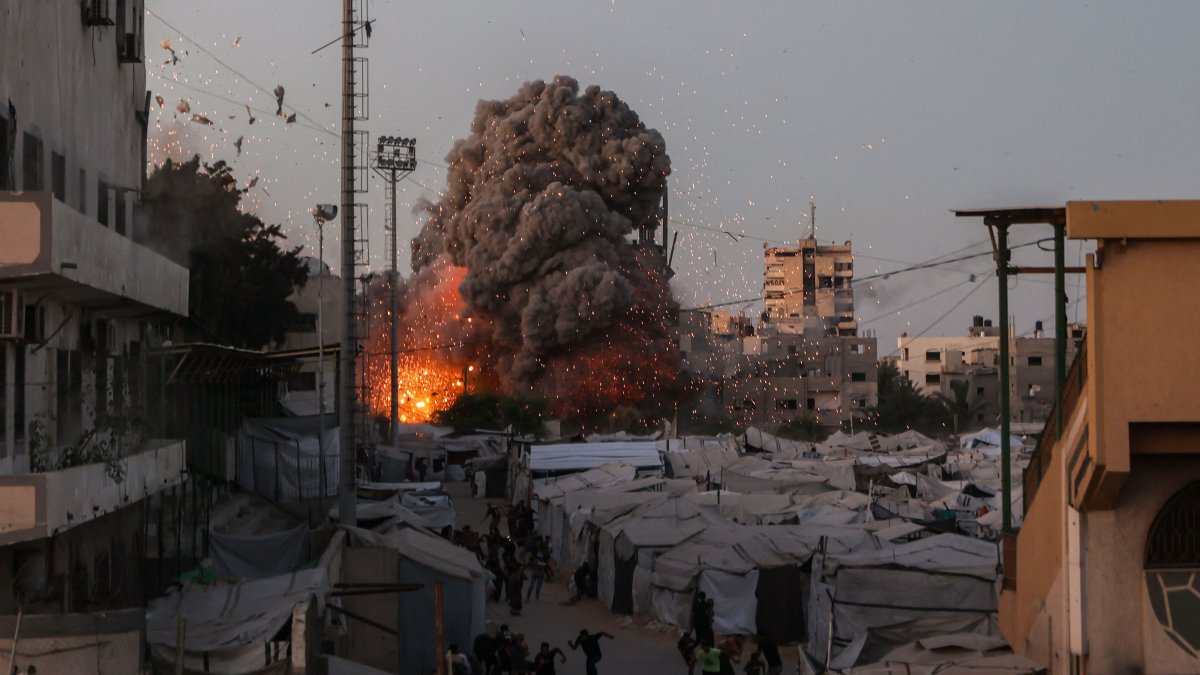 Palestinians run for cover as smoke and fire rise during an Israeli strike on Al-Muttaqin Mosque in Gaza City, Palestine, July 28, 2026. (AFP Photo)