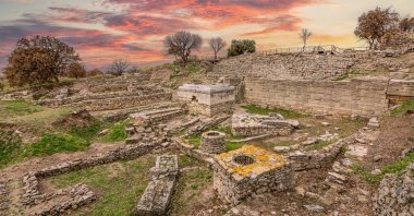 A view of the ruins of the ancient city of Troy at sunset, Çanakkale, Türkiye. (Shutterstock Photo)