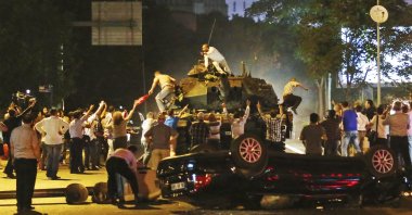 An anti-coup crowd tries to stop a tank controlled by putschists, Ankara, Türkiye, July 16, 2016. (AP Photo)