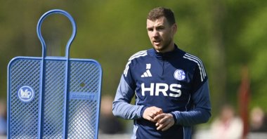 FC Schalke's Bosnian forward Edin Dzeko attends a training session at the training grounds of German Bundesliga second football division soccer club FC Schalke 04 in Gelsenkirchen, Germany, April 24, 2026. (AFP Photo)