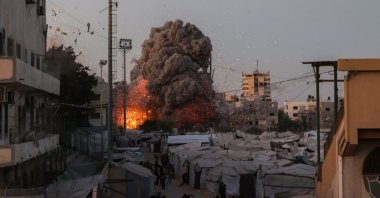 Palestinians run for cover as smoke and fire rise during an Israeli strike on Al-Muttaqin Mosque in Gaza City, Palestine, July 28, 2026. (AFP Photo)