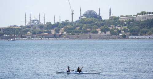 People spend the weekend kayaking along the Üsküdar waterfront, Istanbul, Türkiye, Aug. 2, 2026. (AA Photo)