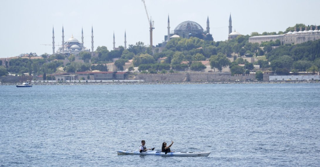 People spend the weekend kayaking along the Üsküdar waterfront, Istanbul, Türkiye, Aug. 2, 2026. (AA Photo)