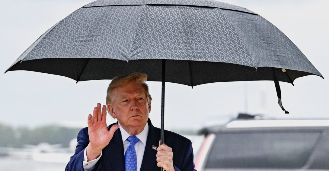 U.S. President Donald Trump gestures as he holds an umbrella after disembarking Air Force One at Joint Base Andrews, in Maryland, U.S., Aug. 2, 2026. (Reuters Photo)