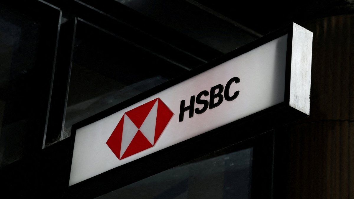 An HSBC logo is displayed outside a bank branch, Sydney, Australia, Aug. 19, 2025. (Reuters Photo)