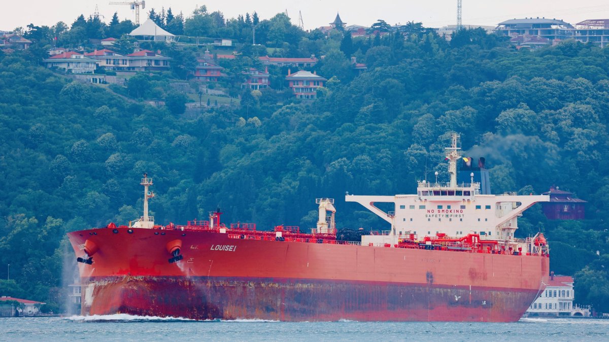 Panama-flagged crude oil tanker Louise 1 transits the Bosporus in Istanbul, Türkiye, July 9, 2026. (Reuters Photo)
