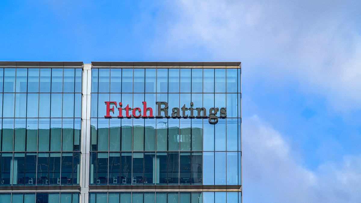 The logo of Fitch Ratings is on the rooftop of its U.K. headquarters in the Canary Wharf financial district in London, United Kingdom, Dec. 26, 2025. (Reuters Photo)
