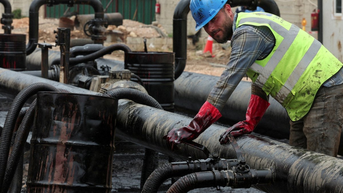 A man works during the unloading of oil from trucks arriving from Iraq at the Baniyas oil terminal, Baniyas, Syria, May 14, 2026. (Reuters Photo)