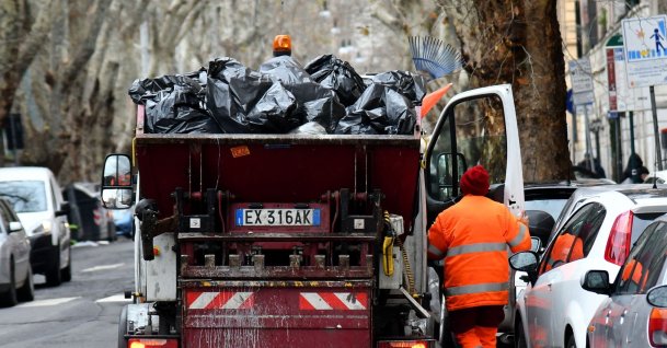 An employee of Rome's garbage collection unit getting on his truck, Rome, Jan.11, 2018. (AFP Photo)