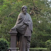 The life-size sculpture of Rabindranath Tagore, the first Indian Nobel Prize laureate, West Bengal, Kolkata, India, Oct. 1, 2022. (Shutterstock Photo)
