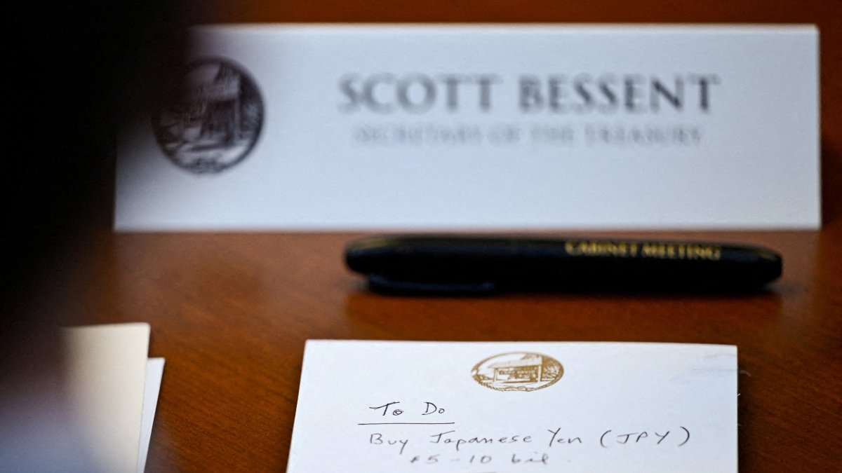 A notepad in front of U.S. Secretary of the Treasury Scott Bessent reads "To Do Buy Japanese Yen $5-10 bil" at a Cabinet meeting, Camp David, Maryland, U.S., July 31, 2026.