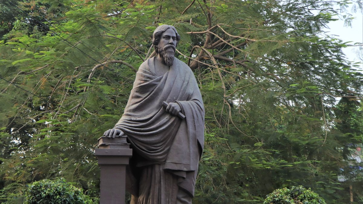 The life-size sculpture of Rabindranath Tagore, the first Indian Nobel Prize laureate, West Bengal, Kolkata, India, Oct. 1, 2022. (Shutterstock Photo)