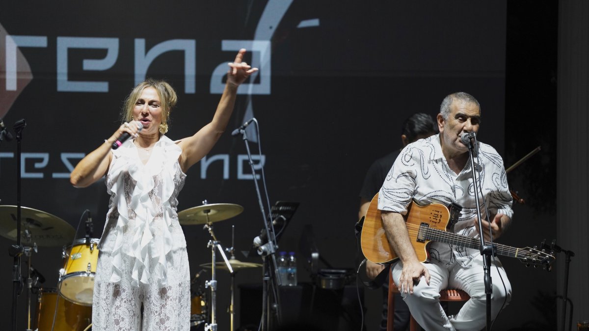 Eda (L) and Metin Özülkü perform at Başka Resort, Bodrum, Muğla, Türkiye. (Photo courtesy of Hakan Uç)