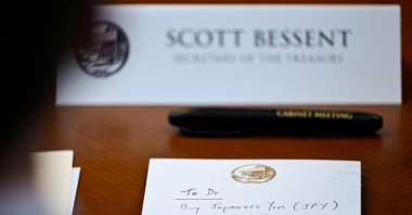 A notepad in front of U.S. Secretary of the Treasury Scott Bessent reads "To Do Buy Japanese Yen $5-10 bil" at a Cabinet meeting, Camp David, Maryland, U.S., July 31, 2026.