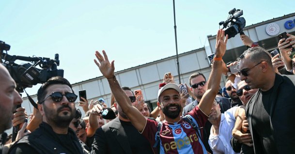 Egyptian forward Mohamed Salah gestures as he arrives at Istanbul Ataturk Airport to complete his transfer to Turkish football club Trabzonspor, Istanbul, Türkiye, Aug. 5, 2026. (AP Photo)