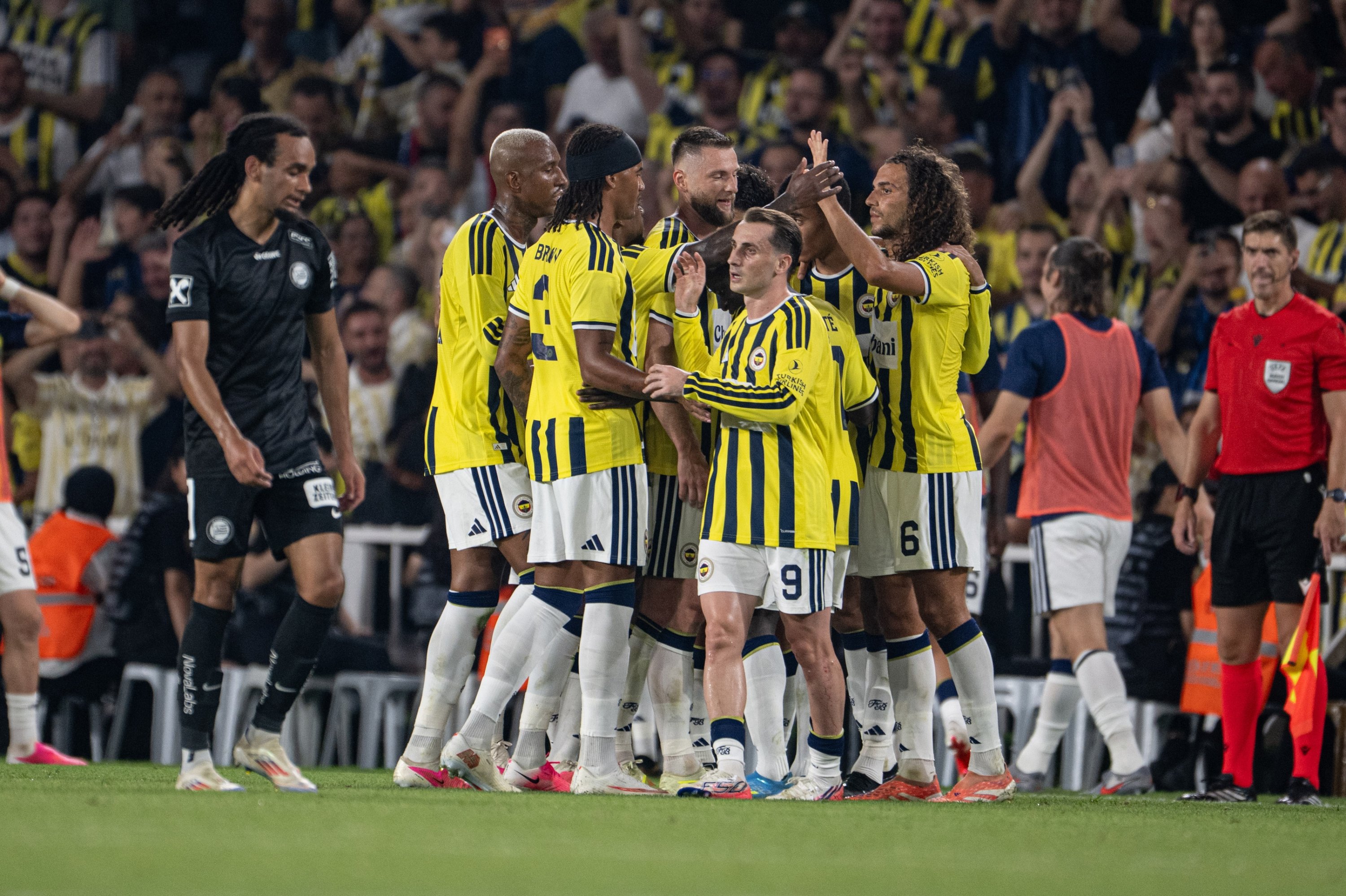 Fenerbahçe cruise past Sturm Graz to tighten grip on playoff place