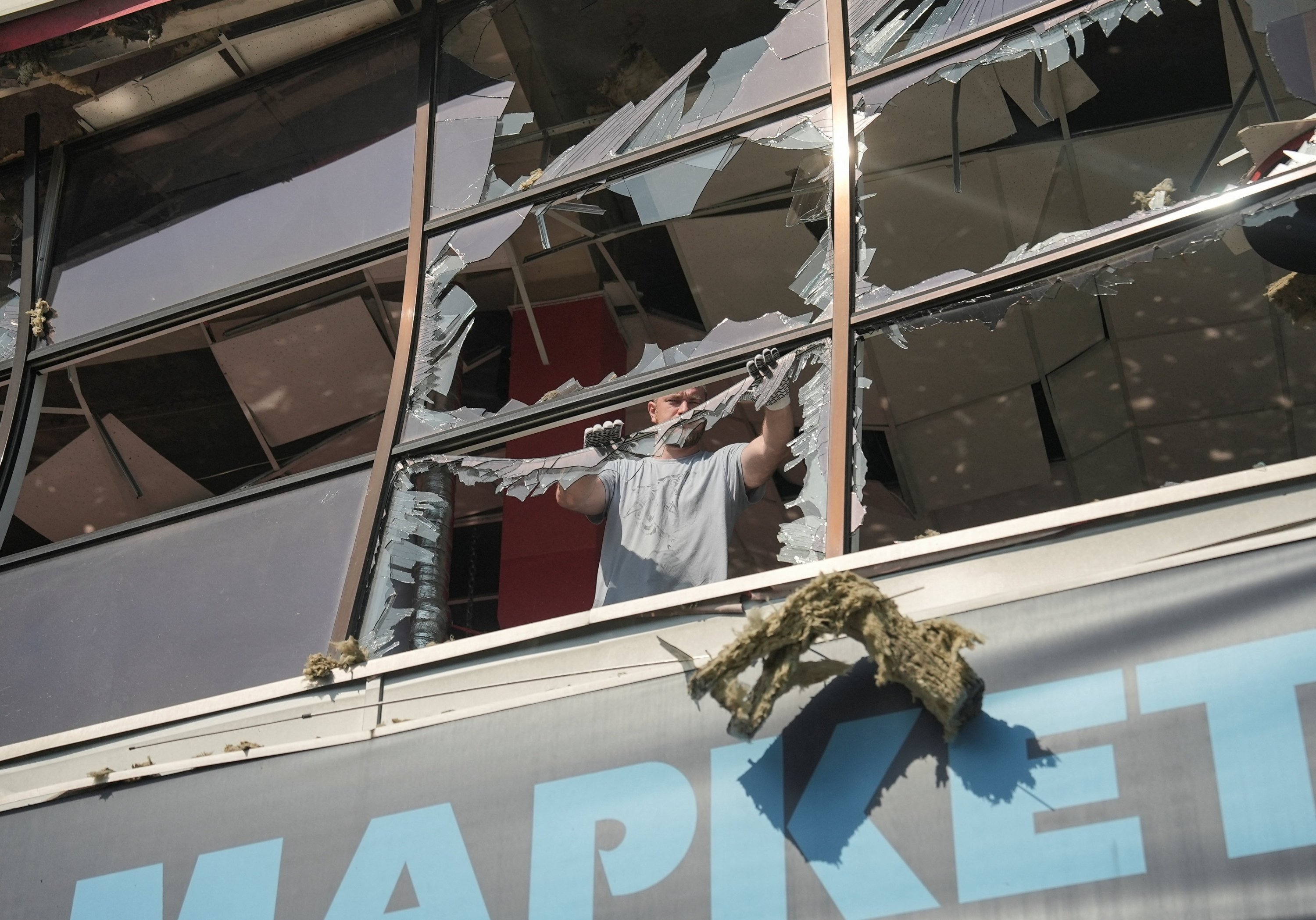 Ukraine strikes back after Russian attacks claim yet more lives