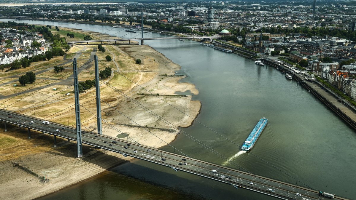 Dwindling Rhine levels threaten new blow to German economy