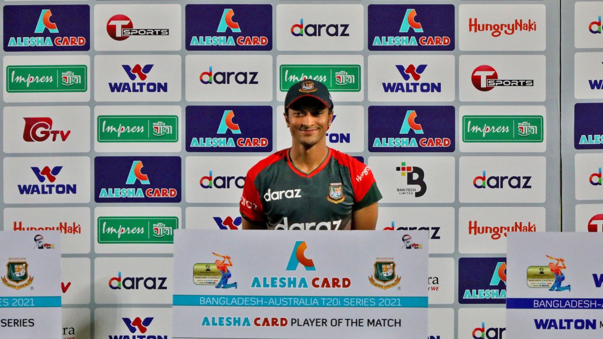 Bangladesh's Shakib Al Hasan poses with his player of the match award after the Fifth Twenty20 International match against Australia at Sher-e-Bangla National Cricket Stadium, Dhaka, Bangladesh, Aug. 9, 2021. (Reuters Photo)