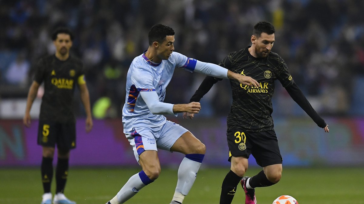 Paris Saint-Germain's Leo Messi (R) and Riyadh XI's Cristiano Ronaldo fight for possession during a friendly match at King Fahd International Stadium, Riyadh, Saudi Arabia, Jan. 19, 2023. (Getty  Images Photo)