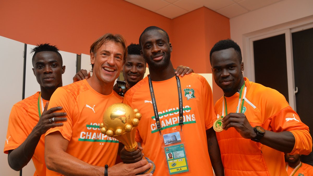 Ivory Coast coach Herve Renard (L) and Yaya Toure hold the AFCON trophy after his team's triumph against Ghana at Bata Stadium, Bata, Equatorial Guinea, Feb. 8, 2015. (Getty Images Photo)