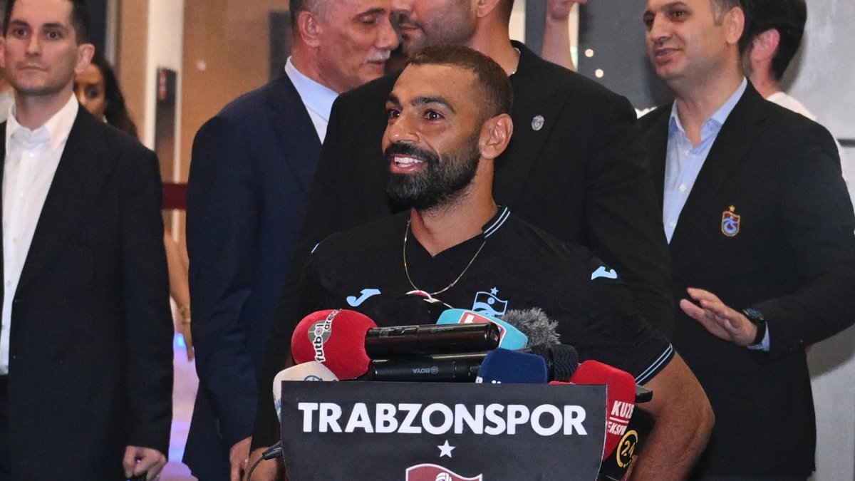Mohamed Salah addresses the fans upon his arrival at the Trabzon Airport, Trabzon, Türkiye, Aug. 5, 2026. (AA Photo)