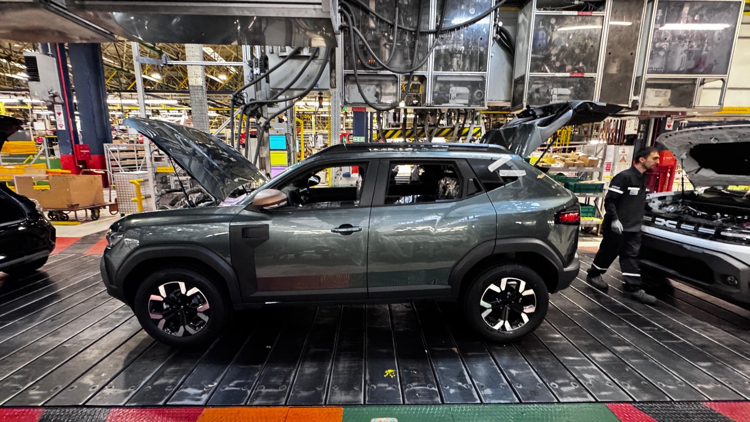Workers work on the assembly line of the new Renault Duster, Bursa, northwestern Türkiye, Nov. 26, 2024. (AA Photo)