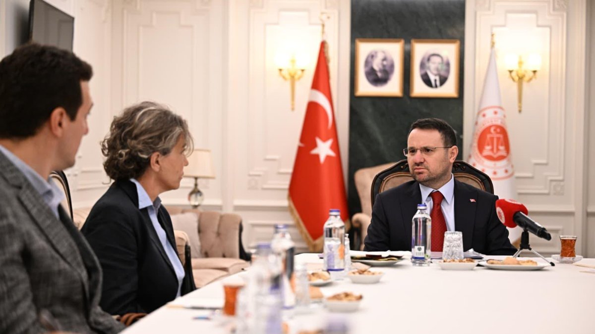 Justice Minister Akın Gürlek (R) meets the sister and son of former police chief Behçet Oktay in Ankara, Türkiye, Aug. 6, 2026. (DHA Photo)