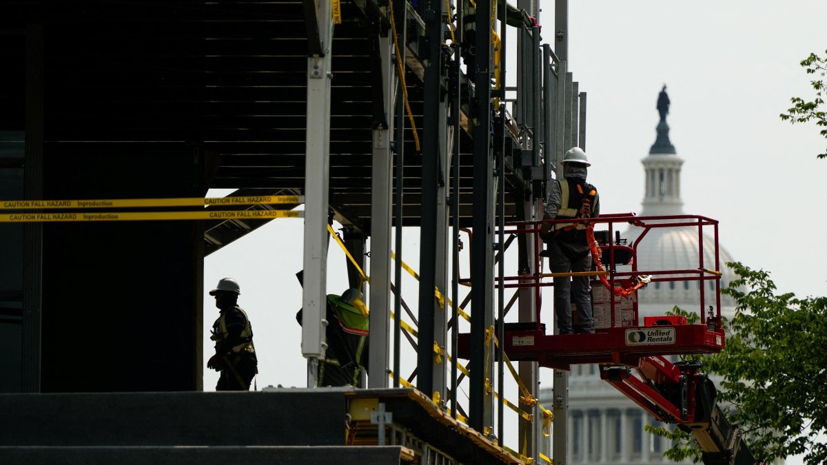 Workers construct a viewing stand ahead of the Freedom 250 Grand Prix on the National Mall in Washington, D.C., U.S., July 26, 2026. (Reuters Photo)